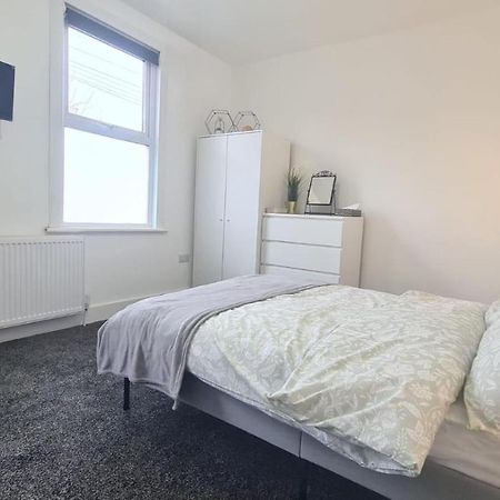 Spacious Private Room In Manor Park ロンドン エクステリア 写真