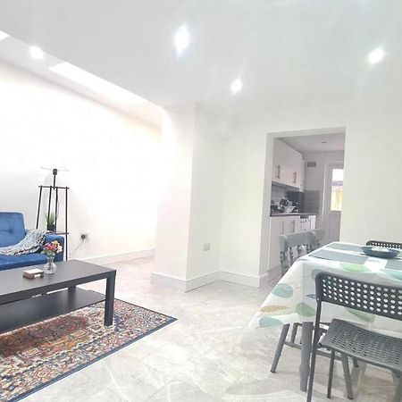 Spacious Private Room In Manor Park ロンドン エクステリア 写真