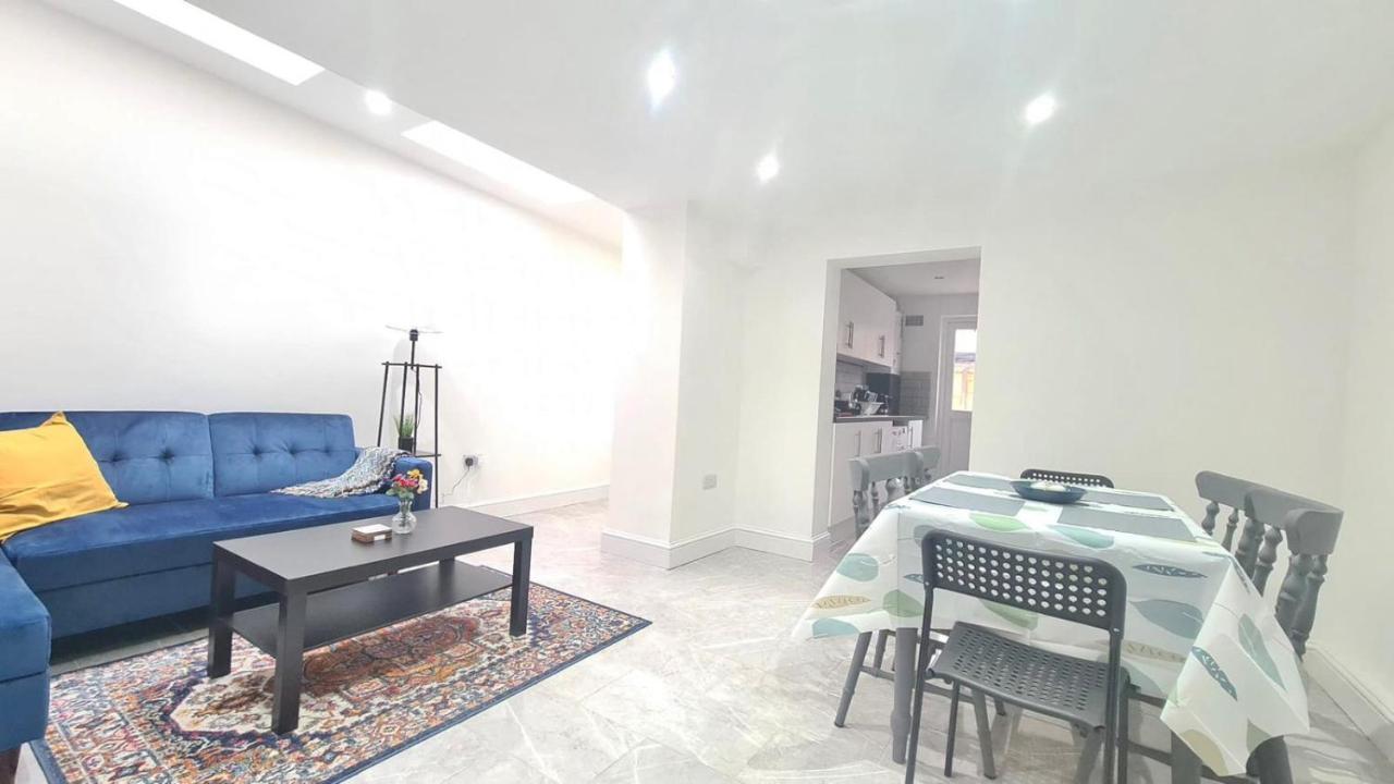 Spacious Private Room In Manor Park ロンドン エクステリア 写真