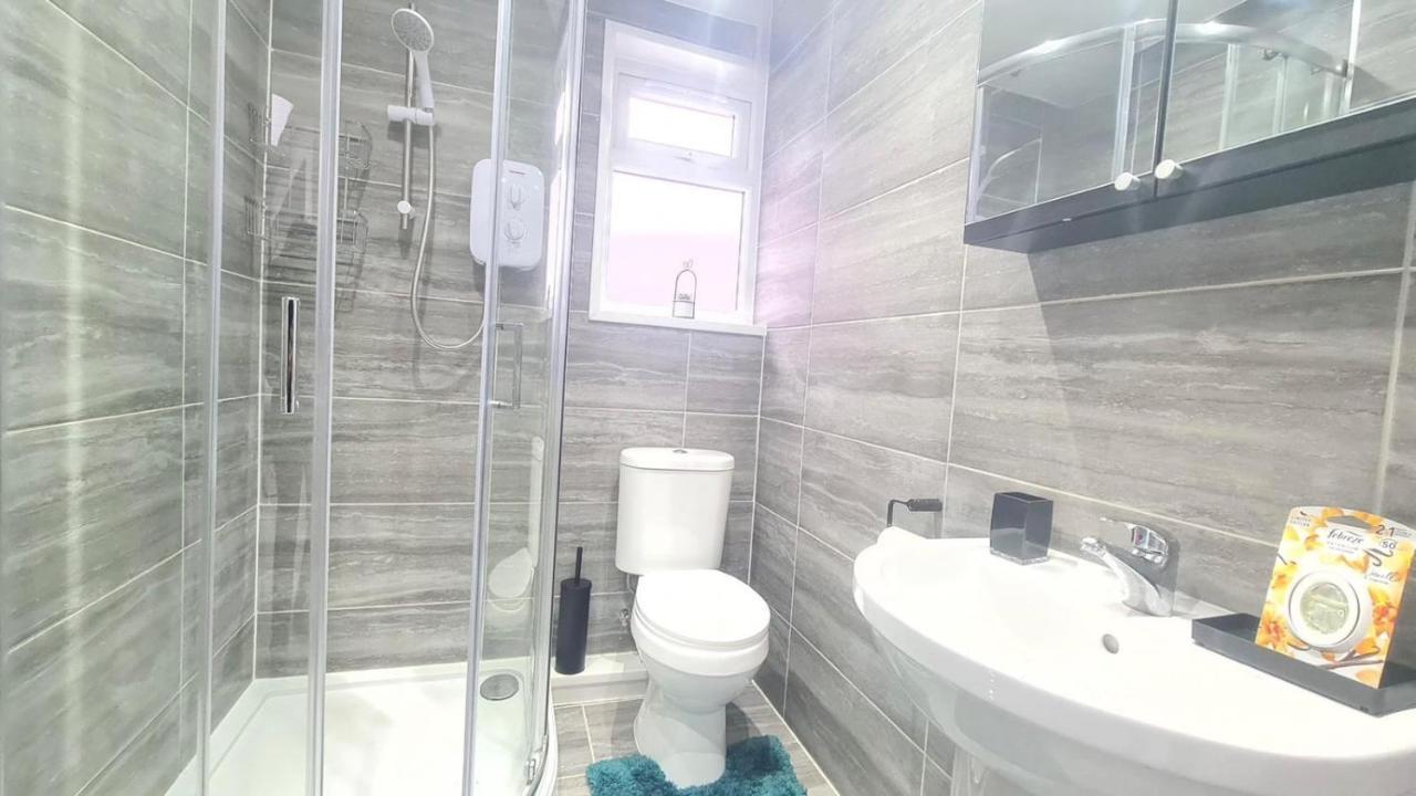 Spacious Private Room In Manor Park ロンドン エクステリア 写真