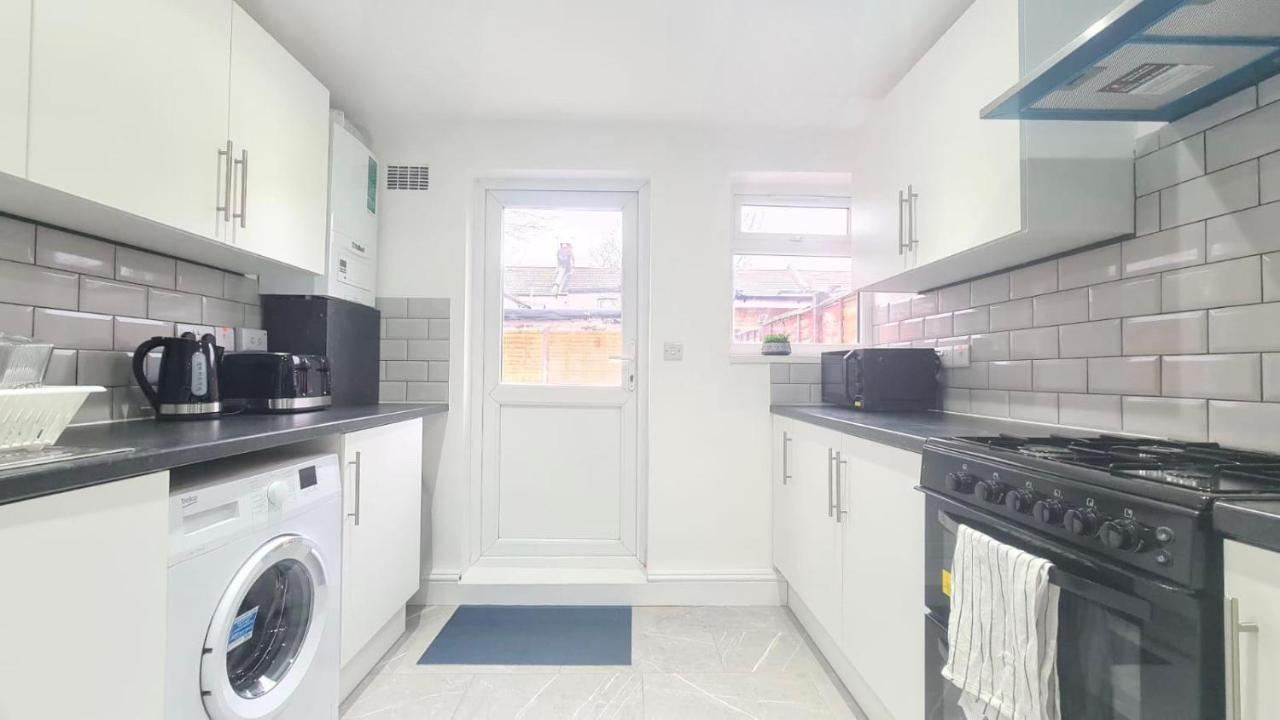 Spacious Private Room In Manor Park ロンドン エクステリア 写真